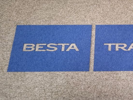 Logo v koberci - Kobercové čtverce s logem